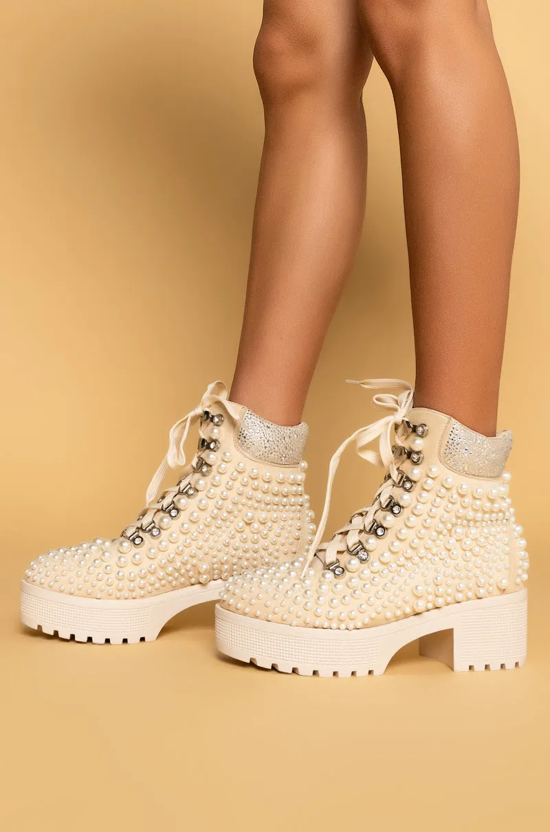 AZALEA WANG GET LOST FLATFORM BOOTIE IN WHITE