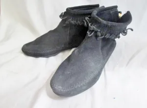 EUC Womens MINNETONKA Suede Fringe Ankle Boots Moccasin BLACK Shoes 8 Booties USA