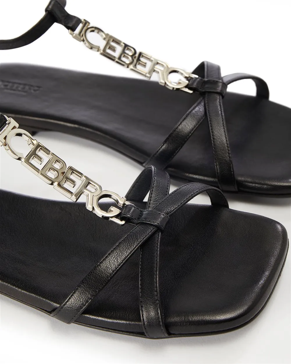 Flat leather sandals with logo